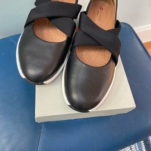 Clarks women’s black new slip ons Rio Cross